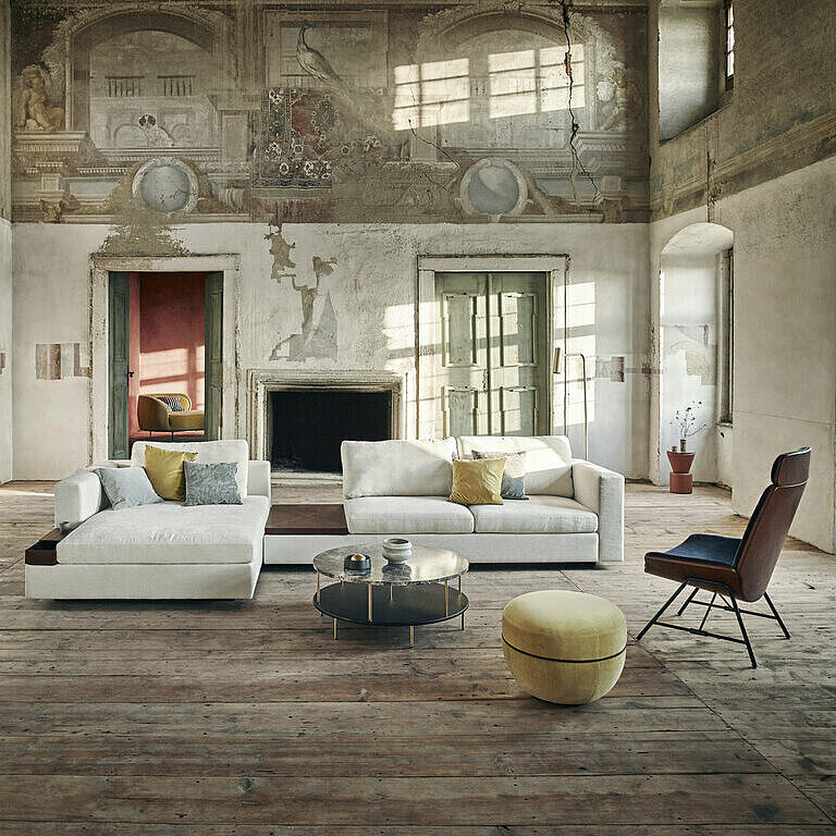 weiße Camin Revisited Sofagruppe mit Melange Hochlehner und DD Table Beistelltisch in historischem Saal