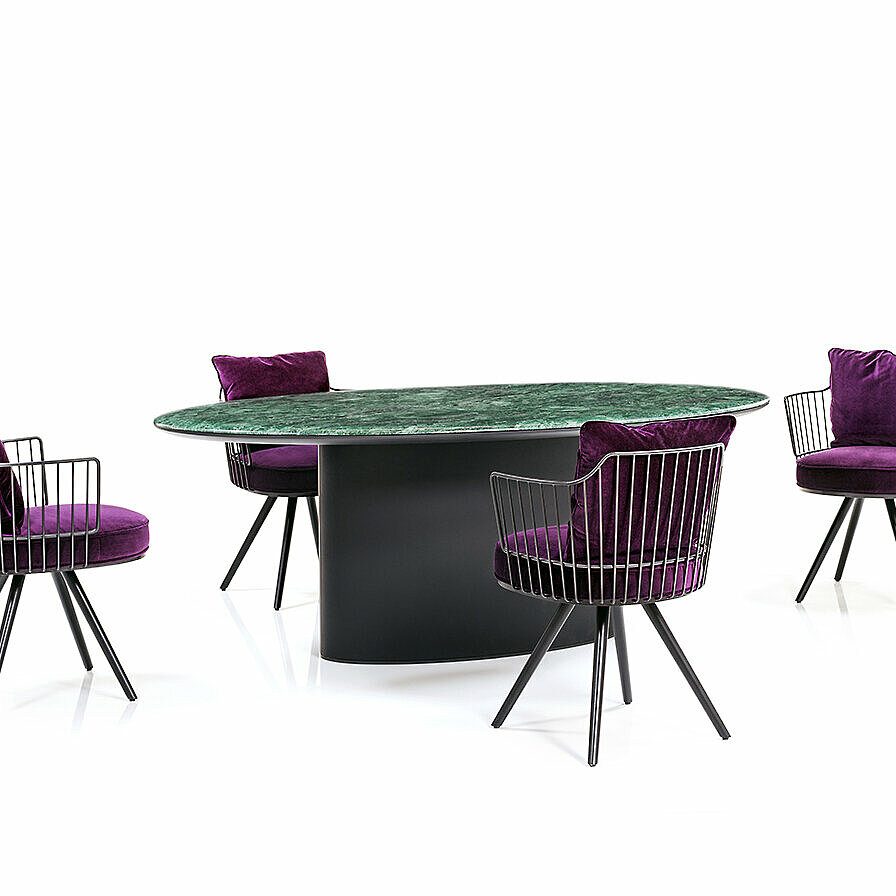 Esstisch mit grüner Marmorplatte und vier Stühlen mit Metallgestell und lila Sitzkissen