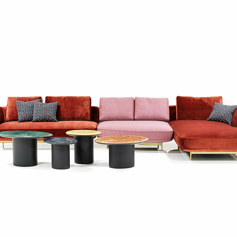 Rote Andes Sofagruppe, Antilles Beistelltische mit unterschiedlichen Marmorplatten