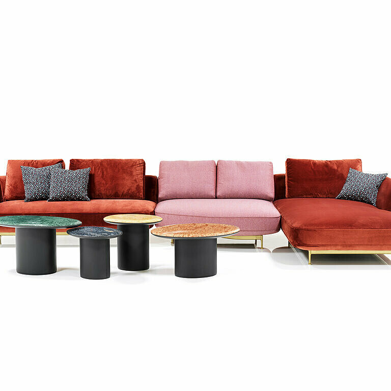 Rote Andes Sofagruppe, Antilles Beistelltische mit unterschiedlichen Marmorplatten