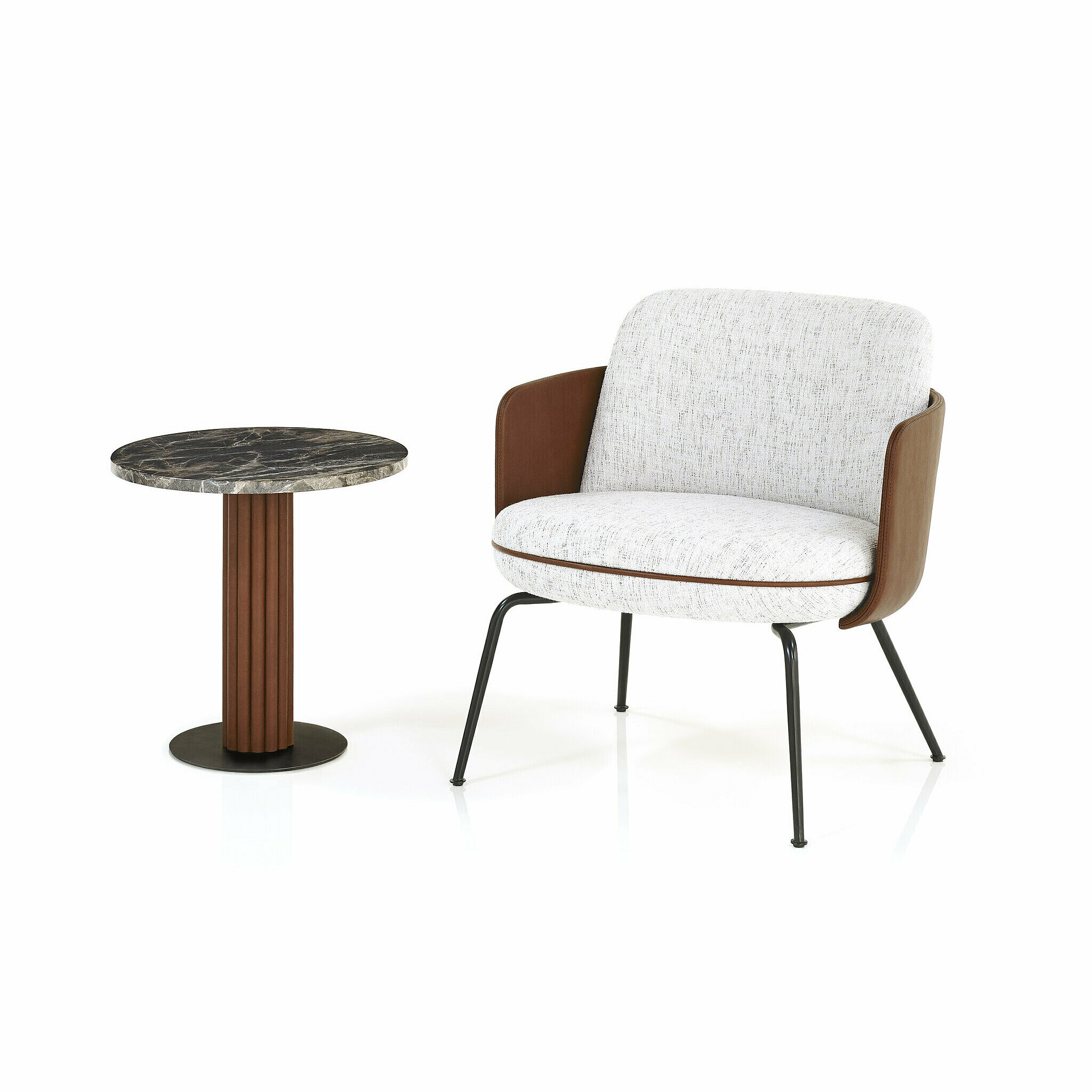 Miles Side Table mit einer Marmorplatte und Tischsäule in brauen Leder, Bodenplatte ist schwarz Pulverbeschichtet, daneben stehend der Merwyn Lounge Fauteuil 