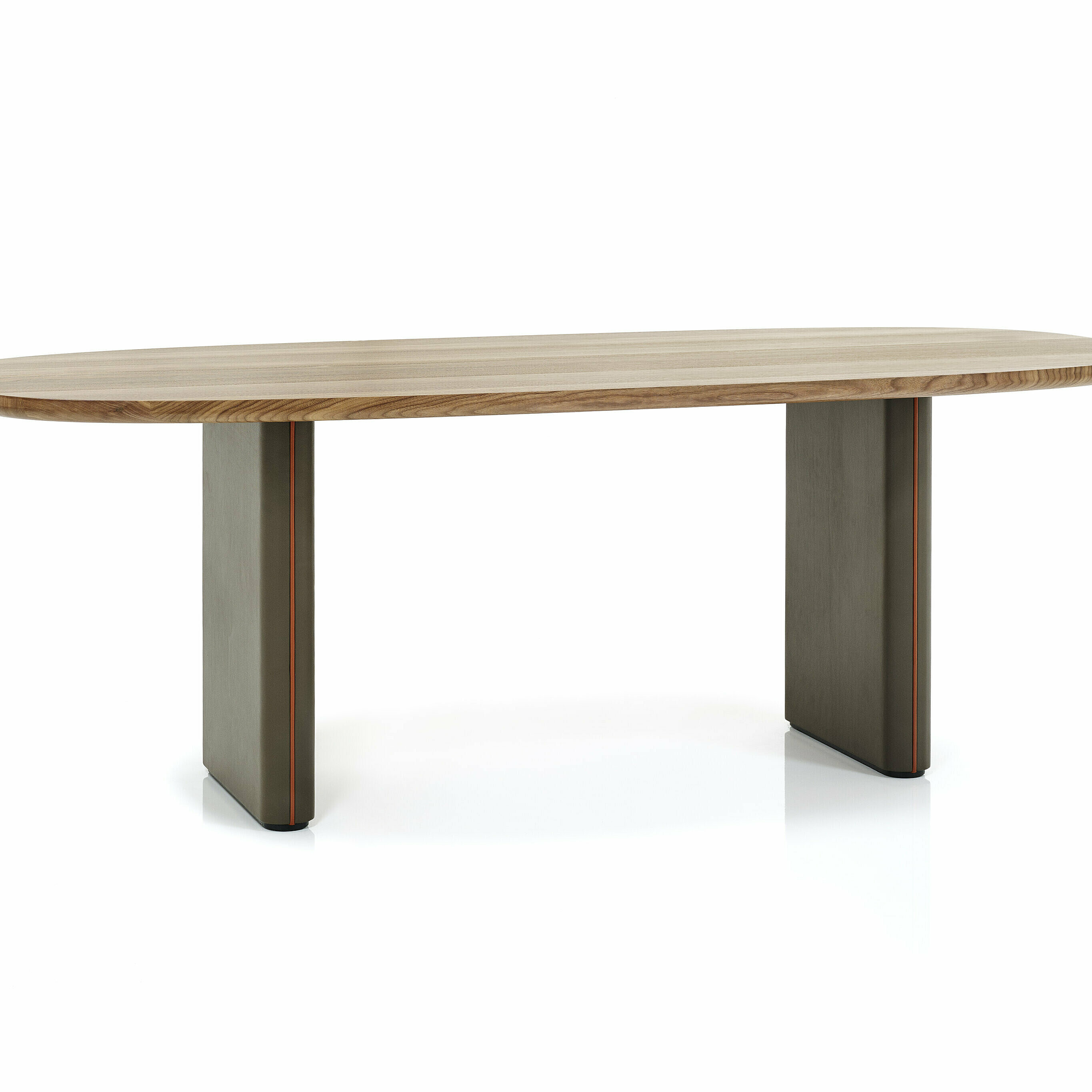 ovaler Merwyn Table mit einer Nussplatte, Tischbeine und Keder sind in einen unterschiedlichen braunen Leder
