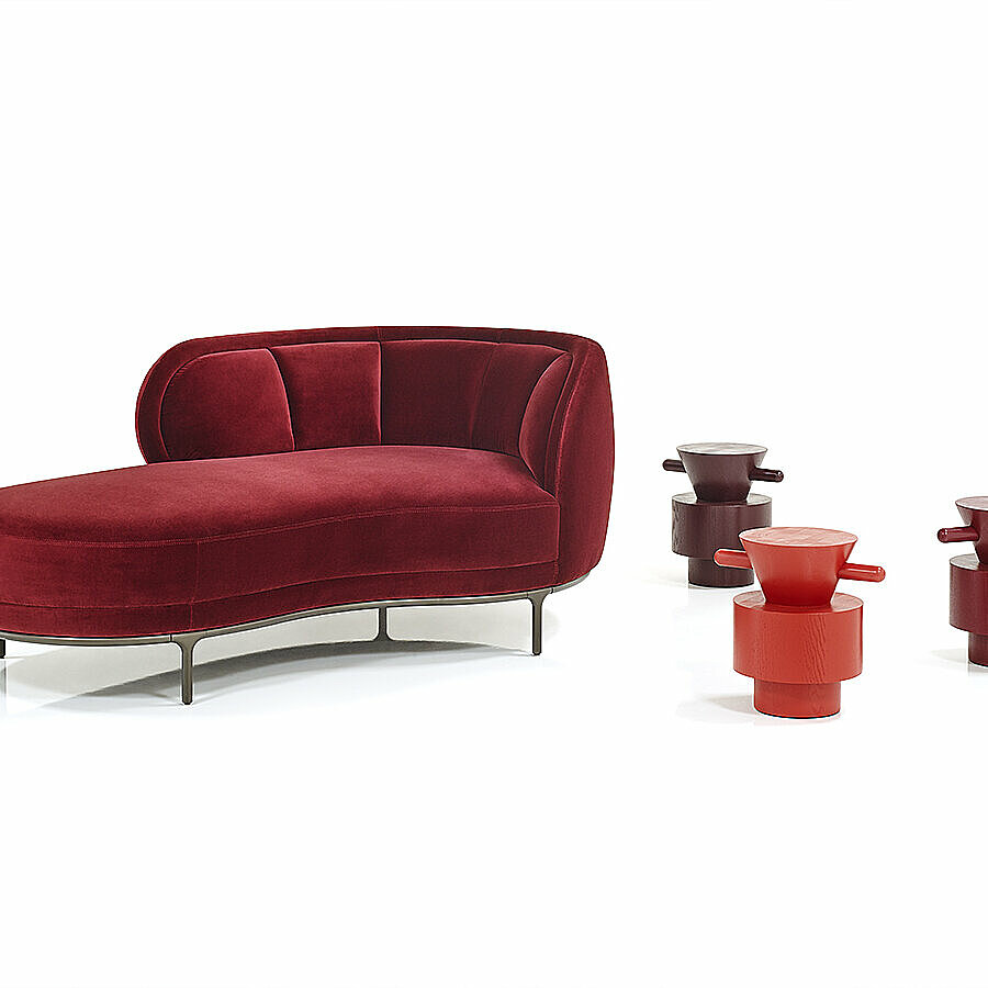 bordeaux Vuelta chaiselongue with three Grain Cut Tables in red