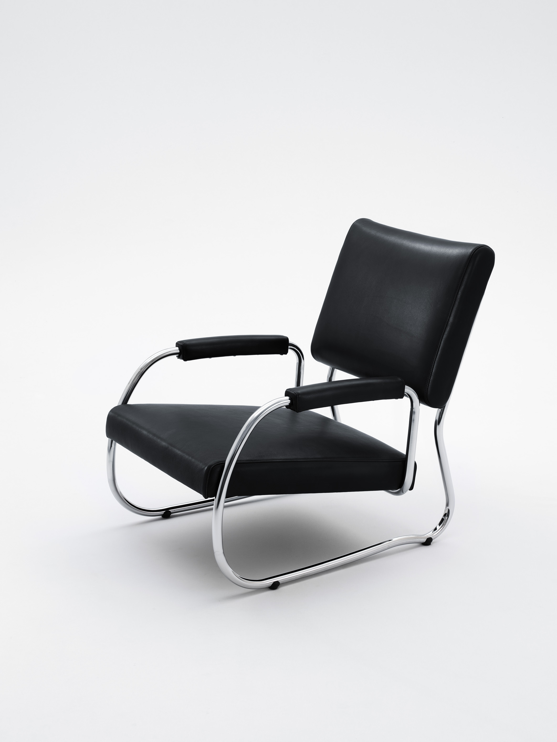 Freischwinger  chair Nr2 fauteuil covered with chrome frame and black leather