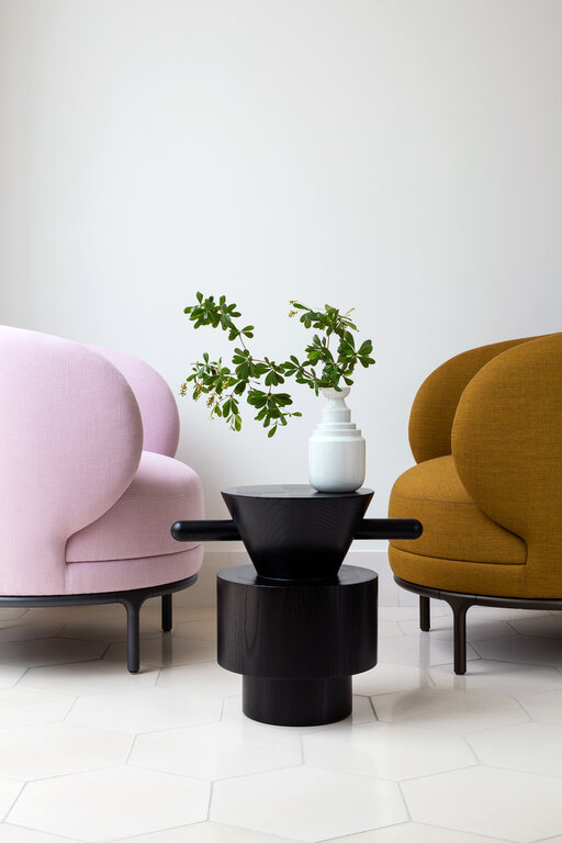 pink and mustard Vuelta 72 fauteuil and black Grain Cut table side table