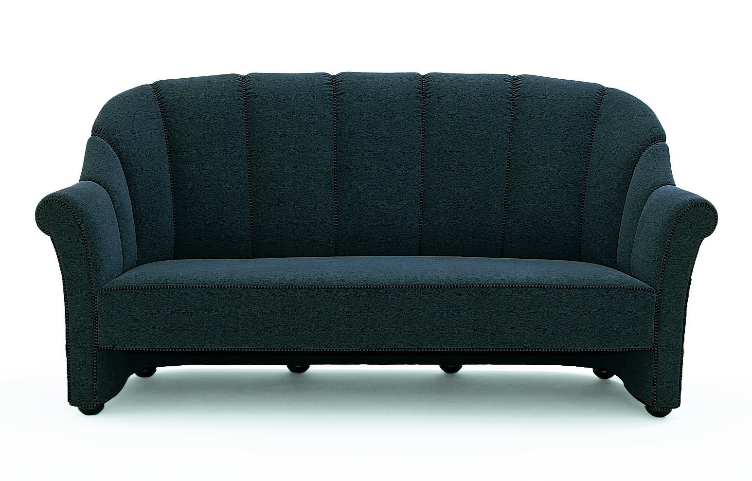 dunkel bezogenes dreisitziges klassisches Sofa