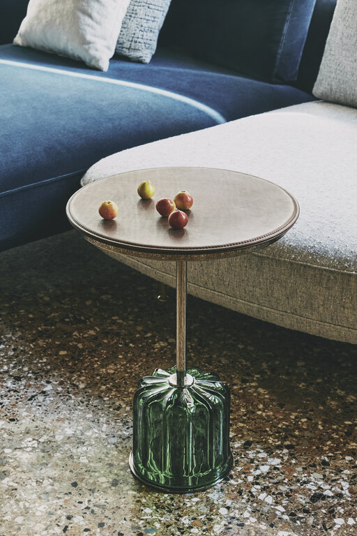 Acacia Beistelltisch mit brauner lederbezogener Tischplatte und grünem Glasfuß vor  Andes Sofa