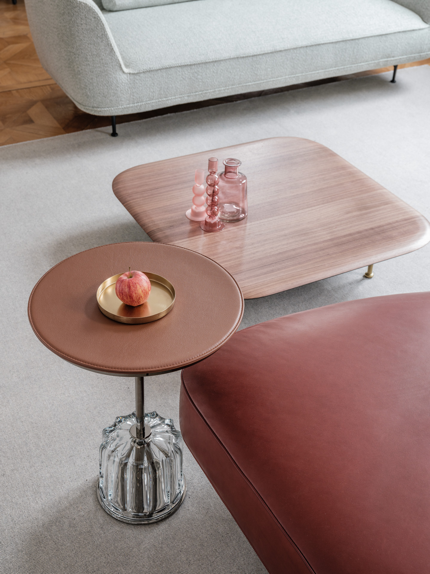 Andes Tisch mit quadratischer Holztischplatte, Acacia Tisch mit Ledertablett und Glasfuß, Teil vom Andes Sofa mit Leder bezogen