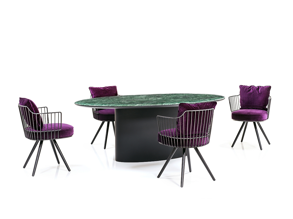 Esstisch mit grüner Marmorplatte und vier Stühlen mit Metallgestell und lila Sitzkissen