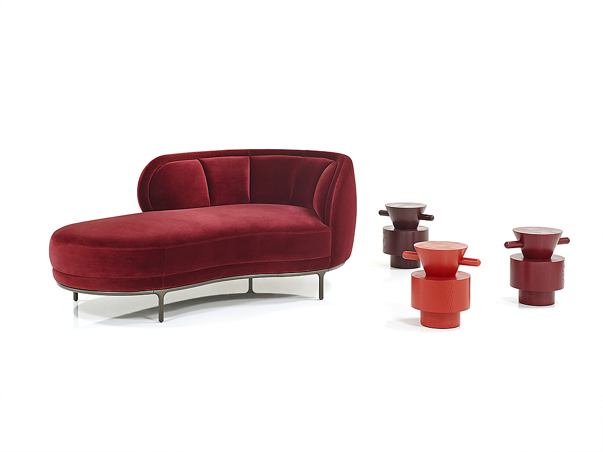 bordeaux Vuelta chaiselongue with three Grain Cut Tables in red