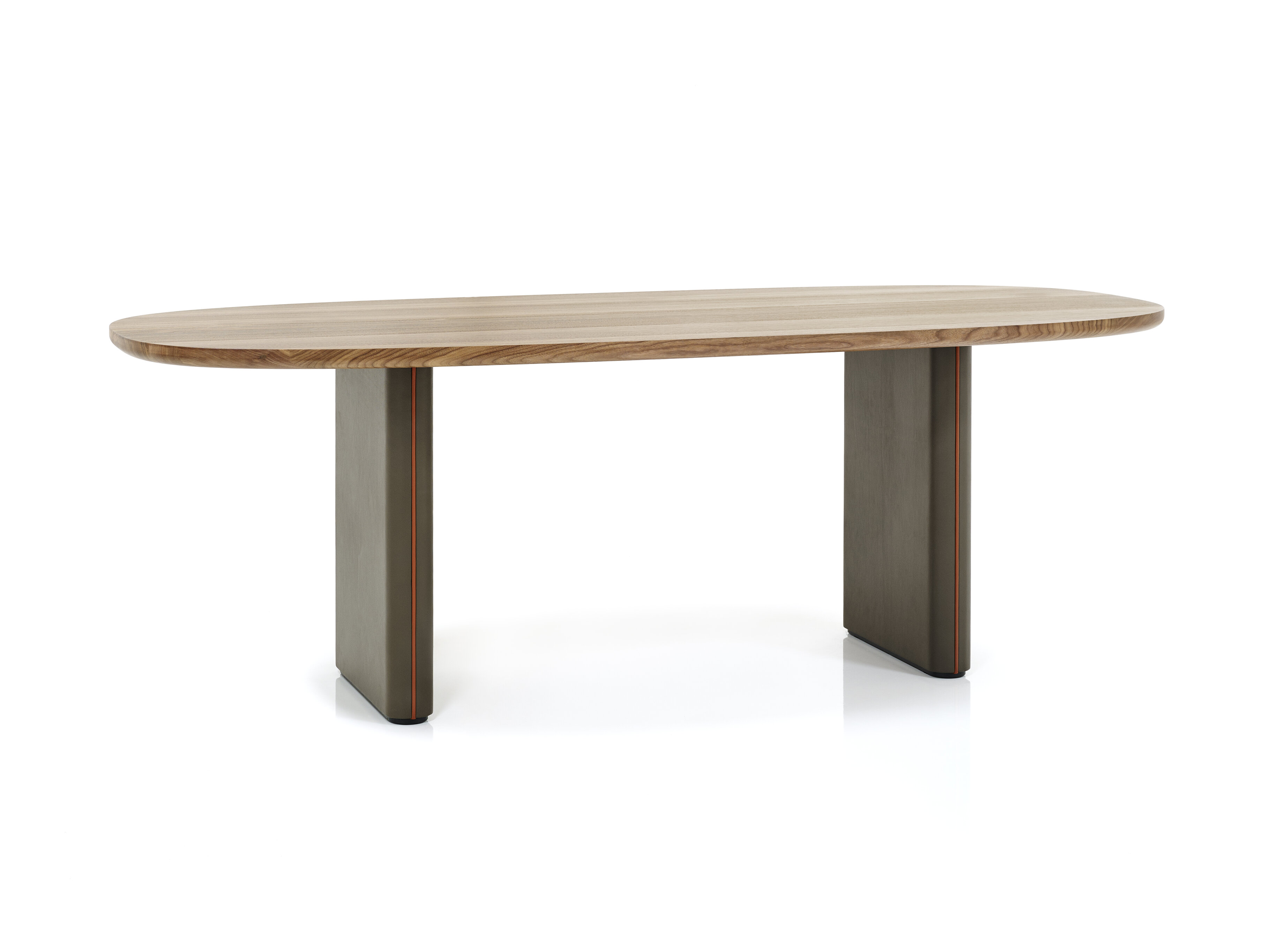 ovaler Merwyn Table mit einer Nussplatte, Tischbeine und Keder sind in einen unterschiedlichen braunen Leder